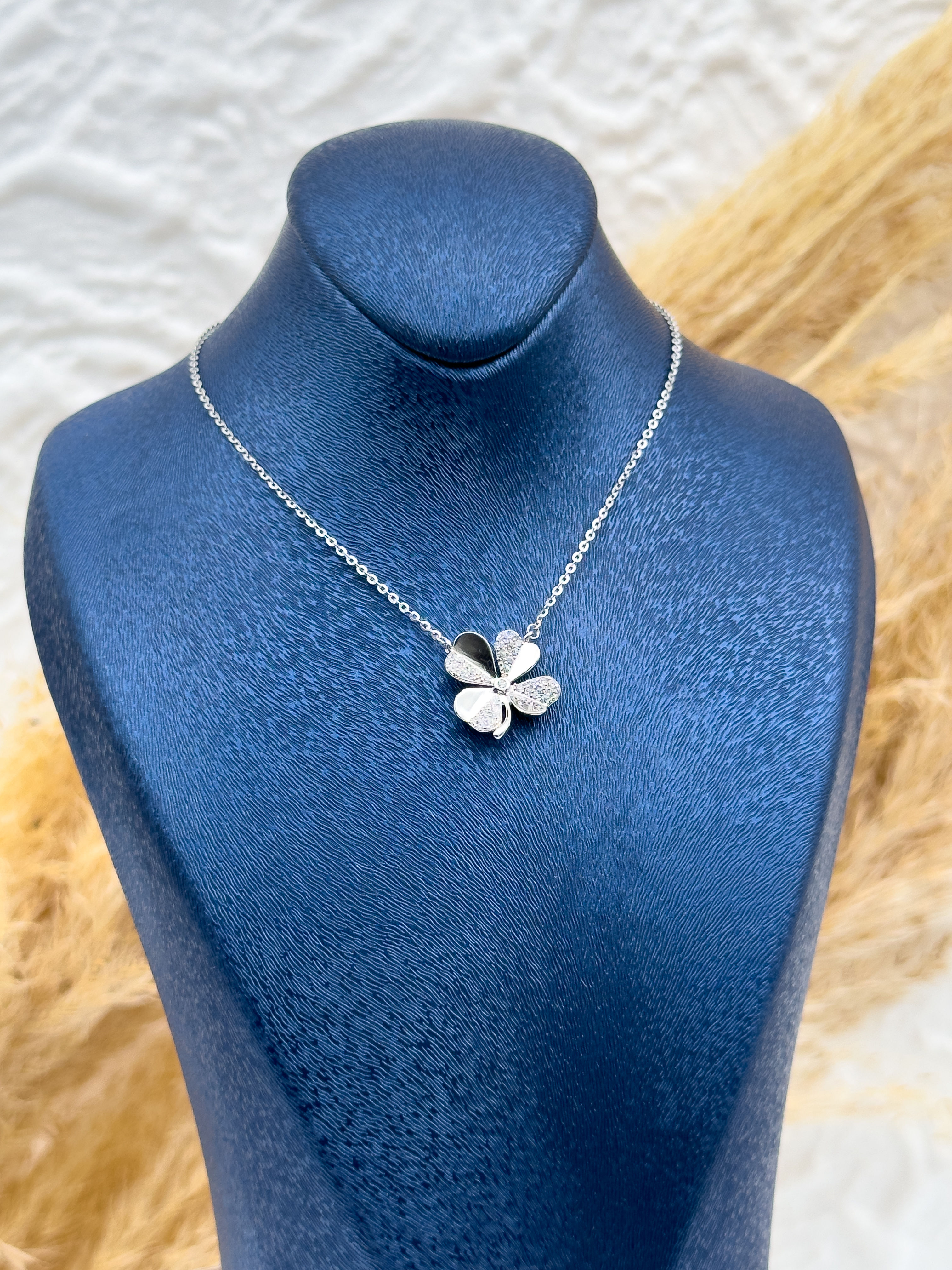 925 Ayar Gümüş Yonca Tasarımlı Kadın Kolye – Özel Tasarım, Şans Getiren Hediyelik